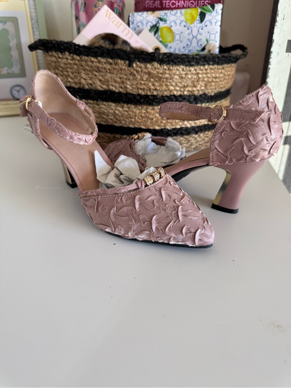 Pink Embossed Rhinestone Heels Size 39 NIB - Picture 2 of 13